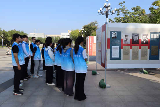 陕西省延安精神研究会专题展走进西安财经大学