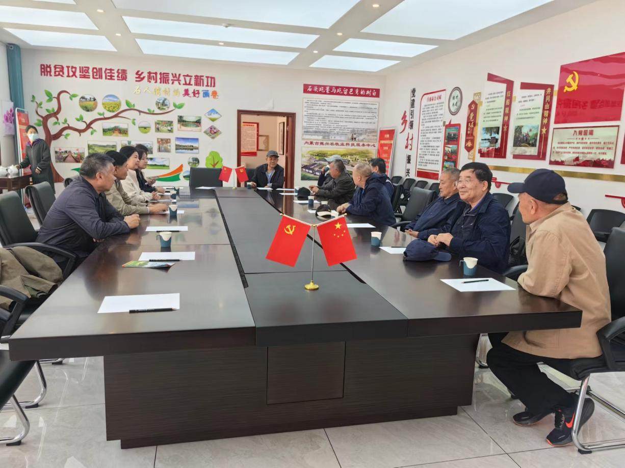 内蒙古延安精神研究会深入石人湾村调研支持红色文化建设