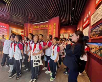 神木市第十一中学 50 余名学生赴市延会主题展馆研学