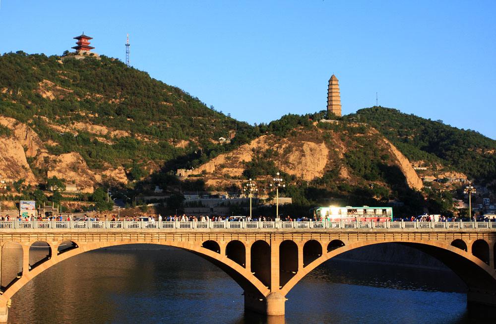 【习近平陕西行|央视网评：让延安精神永放光芒】