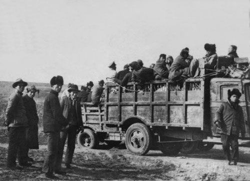 爱国青年奔赴延安途中