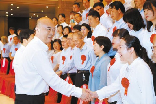 我省召开庆祝2020年教师节暨优秀教师表彰大会