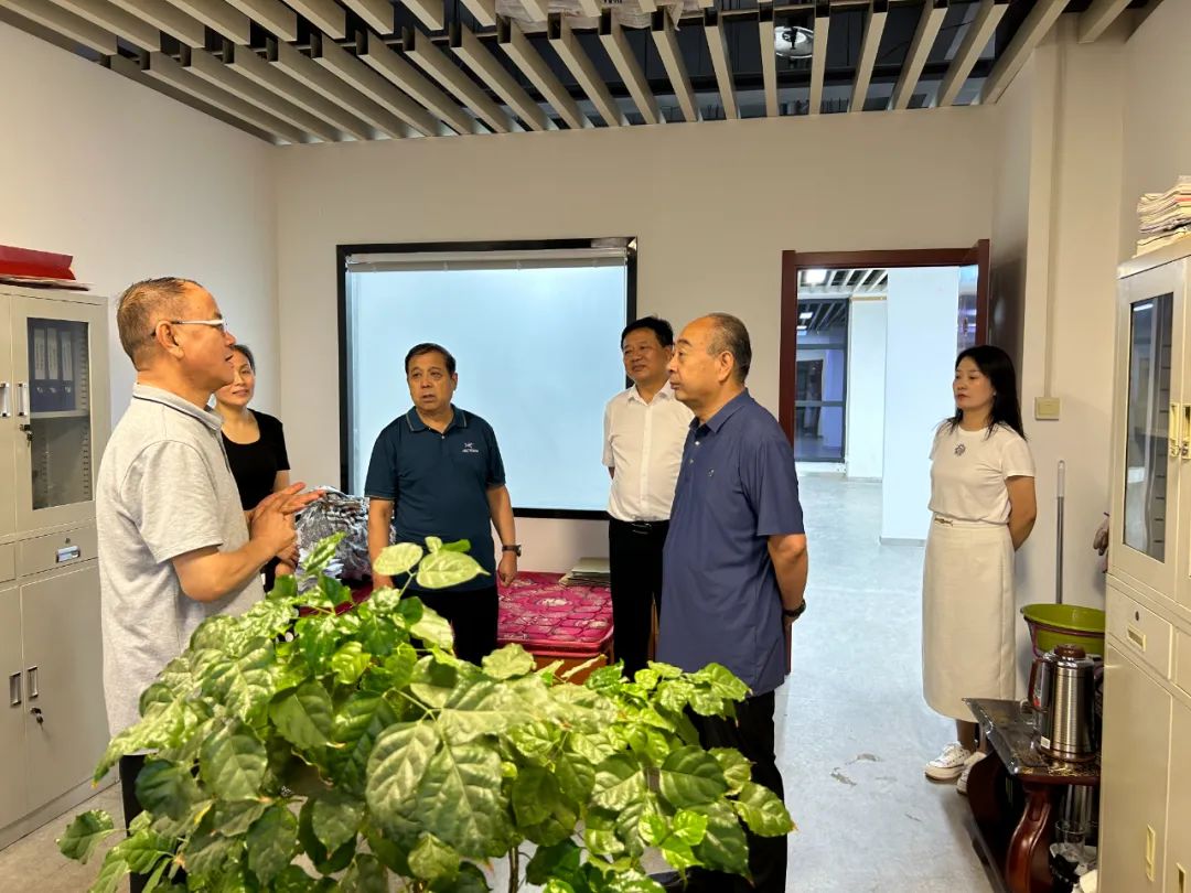 陕西省延安精神研究会会长梁宏贤一行到延安市延安精神研究会调研