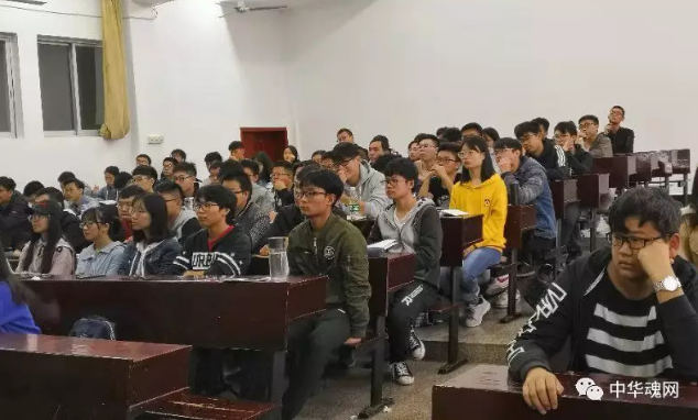 湘潭市延安精神研究会副会长给大学生入党积极分子上党课