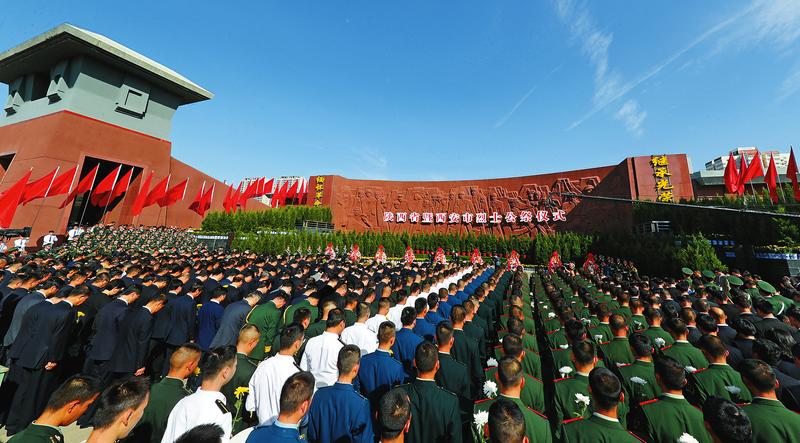 铭记丰功伟绩 矢志追赶超越 陕西省暨西安市烈士公祭活动隆重举行 胡和平刘国中贺荣等出席