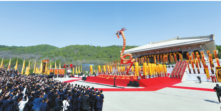 大中华复兴喜迎八方来客 五千年文明洗礼龙族传人 己亥年清明公祭轩辕黄帝典礼隆重举行