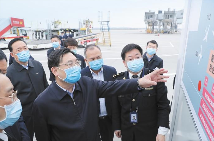 胡和平调研西安咸阳机场疫情防控和三期工程建设并主持召开座谈会 严守机场重要关口做好严防境外疫情输入工作 加快机场三期建设更好支撑“三个经济”发展